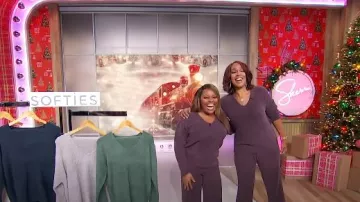 Conjunto de salón con cuello en V de malvavisco sólido Softies usado por Sherri Shepherd visto en Sherri el 16 de diciembre de 2024