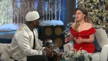Vestido midi de crepé con lazo con hombros descubiertos de autorretrato usado por Kelly Clarkson como se ve en The Kelly Clarkson Show el 11 de diciembre de 2024