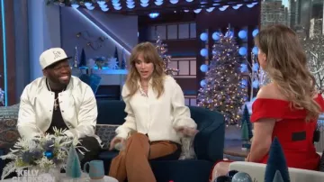 Vaqueros delanteros de cuero de Sergio Hudson usados por Suki Waterhouse como se ve en The Kelly Clarkson Show el 11 de diciembre de 2024