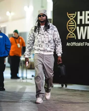 Louis Vuitton Grey Ribbed LV Ahead Beanie worn by Davante Adams on the Instagram account @nyjets