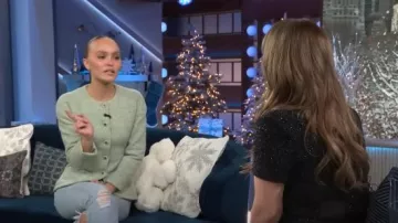 Chaqueta delantera con botones de tweed verde menta de Chanel usada por Lily-Rose Depp como se ve en The Kelly Clarkson Show el 20 de diciembre de 2024