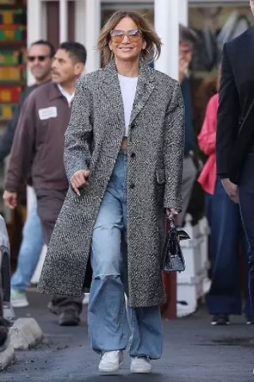 Hermes Kelly Bag worn by Jennifer Lopez in Brentwood Country Mart on December 20, 2024