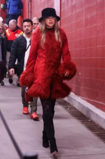 Bota de gamuza Manolo Blahnik Lina usada por Taylor Swift en el partido Kanas City Chiefs vs Houston Texans el 21 de diciembre de 2024