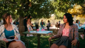 Pour l’amour et les citrons Skye Bustier Top porté par Bela Malhotra (Amrit Kaur) comme on le voit dans La vie sexuelle des étudiantes (S03E04)