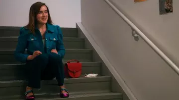 Kurt Geiger Pierra Low Rainbow Leather Mary Janes portée par Kacey (Gracie Bea Lawrence) comme on le voit dans The Sex Lives of College Girls (S03E04)