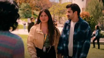 Chaqueta camisera a cuadros de H&M en azul oscuro usada por Arvind (Nabeel Muscatwalla) como se ve en The Sex Lives of College Girls (T03E04)