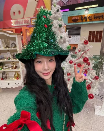 Christmas Tree Tinsel Hat worn by Taeyeon on Amazing Saturday Ep 346 on December 21, 2024