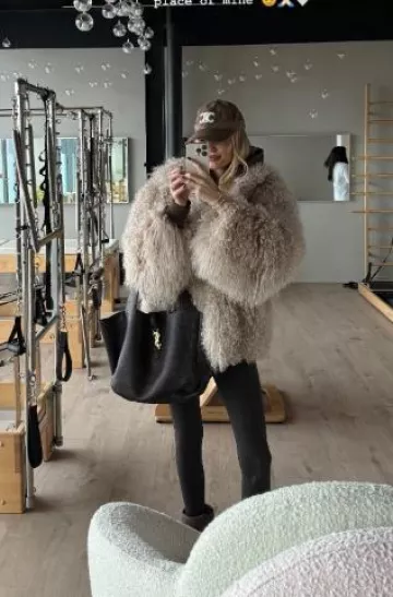 Casquette de baseball Céline Triomphe en Coton Marron Glace portée par Leonie Hanne sur sa Story Instagram le 21 décembre 2024