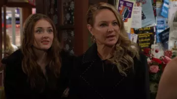 BLANKNYC Chaqueta corta de piel sintética usada por Faith Newman (Reylynn Caster) como se ve en The Young and the Restless el 11 de diciembre de 2024