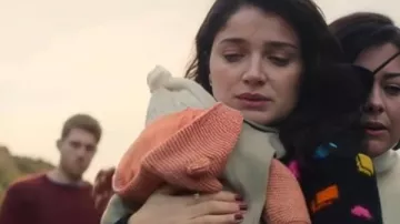 Bad Sisters S02 Eve Hewson Allsorts Suéter de Becka Garvey (Eve Hewson) en Bad Sisters (S02E08)