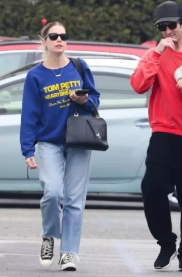 Bolso de día Gucci Piston de cuero negro usado por Ashley Benson en Los Ángeles el 22 de diciembre de 2024