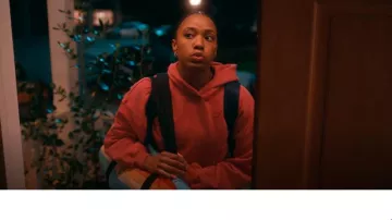 Sudadera con capucha Gymshark Rest Day Sweats en rosa usada por Whitney Chase (Alyah Chanelle Scott) como se ve en The Sex Lives of College Girls (S03E04)