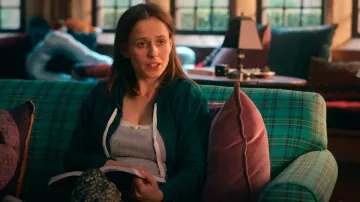 Wild Fable Grey Short Sleeve Pointelle Rosette T-Shirt usado por Kimberly Finkle (Pauline Chalamet) como se ve en The Sex Lives of College Girls (S03E04)