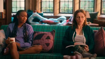 Joggers florales con cordón de Uniqlo usados por Kimberly Finkle (Pauline Chalamet) como se ve en The Sex Lives of College Girls (T03E04)