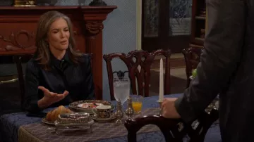 Blusa de seda a rayas de Vince usada por Diane Jenkins (Susan Walters) como se ve en The Young and the Restless el 17 de diciembre de 2024