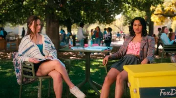 Reebok Club C 85 en Blanco Verde usado por Kimberly Finkle (Pauline Chalamet) como se ve en The Sex Lives of College Girls (S03E04)