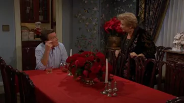 John Mark Kimono bordado de terciopelo quemado con cuello con bandas y manga con puños 3/4 con estampado floral usado por Traci Abbott (Beth Maitland) como se ve en The Young and the Restless el 18 de diciembre de 2024