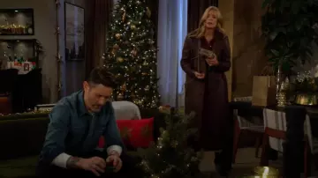 Manteau en cuir LaMarque Erma porté par Phyllis Summers (Michelle Stafford) comme on le voit dans Les Feux de l’Amour le 20 décembre 2024