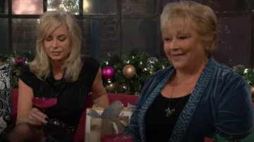 Cárdigan kimono bordado Floriana en verde azulado usado por Traci Abbott (Beth Maitland) como se ve en The Young and the Restless el 24 de diciembre de 2024