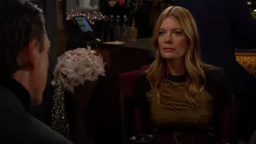 T-shirt à manches longues Miaou en Cheimises porté par Phyllis Summers (Michelle Stafford) comme on le voit dans Les Feux de l’Amour le 26 décembre 2024