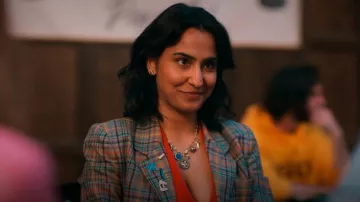 Betsey Johnson Collier à breloques mixtes célestes porté par Bela Malhotra (Amrit Kaur) comme on le voit dans La vie sexuelle des étudiantes (S03E05)