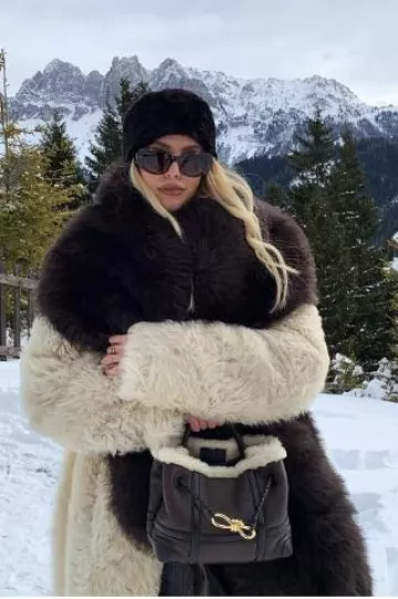 Sombrero Toteme Shearling Pillbox usado por Leonie Hanne en su publicación de Instagram el 23 de diciembre de 2024