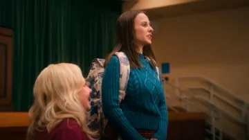 Tommy Hilfiger Cable Knit Mock Neck Sweater usado por Kimberly Finkle (Pauline Chalamet) como se ve en The Sex Lives of College Girls (T03E05)