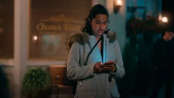 J Crew Chateau Parka En Gris usada por Bela Malhotra (Amrit Kaur) como se ve en The Sex Lives of College Girls (S03E05)