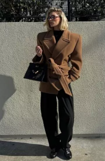 Manteau Saint Laurent porté par Elsa Hosk sur son post Instagram le 23 décembre 2024