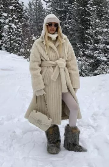 Miu Miu Manoplas de lana de cachemira con ribete de oveja usadas por Leonie Hanne en su publicación de Instagram el 23 de diciembre de 2024