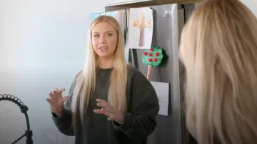 Pull oversize à manches longues Monki porté par Mayci Neeley comme on le voit dans La vie secrète des épouses mormones (S01E01)