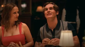 Suéter de polo de peso pluma de Abercrombie & Fitch en azul marino gris usado por Eli (Michael Provost) como se ve en The Sex Lives of College Girls (S03E05)