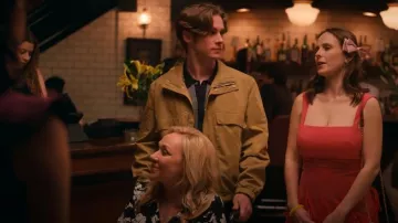 Chaqueta de hombre de Zara con bolsillos en ocre usada por Eli (Michael Provost) como se ve en The Sex Lives of College Girls (T03E05)
