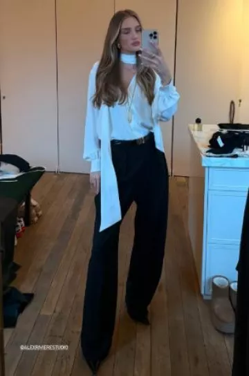 Collier pendentif sifflet Saint Laurent porté par Rosie Huntington-Whiteley sur ses Stories Instagram le 24 décembre 2024