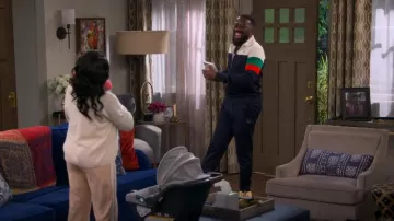 Sergio Tacchini Tomme Track Pant Bleu Maritime porté par Malcolm Butler (Sheaun McKinney) comme on le voit dans The Neighborhood (S07E08)