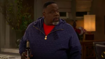 Sweat à capuche Monogram Puma x Dapper Dan porté par Calvin Butler (Cedric the Entertainer) comme on le voit dans The Neighborhood (S07E08)