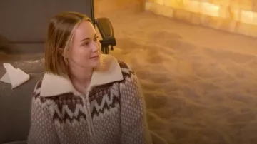 Tularosa Elandra Fairisle Sweater en rose et bordeaux porté par Whitney Leavitt comme on le voit dans The Secret Lives of Mormon Wives (S01E02)