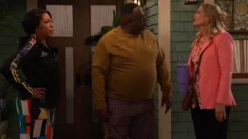 Pantalones Staud Copano usados por Tina Butler (Tichina Arnold) como se ve en The Neighborhood (S07E08)
