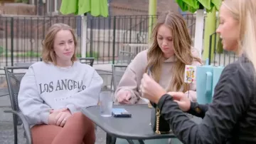 Lululemon Wunder Under SmoothCover High-Rise porté par Whitney Leavitt comme on le voit dans La vie secrète des épouses mormones (S01E02)