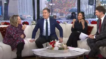 Vestido drapeado de James Kitty usado por Dylan Dreyer como se ve en Today el 26 de diciembre de 2024