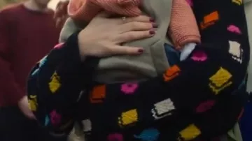 Suéter con estampado Allsorts usado por Becka Garvey (Eve Hewson) en Bad Sisters (T02)