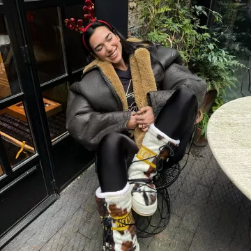 Moon Boot x Gcds Icon Cow-Print Veau Hair Boots portées par Dua Lipa sur son post Instagram le 24 décembre 2024