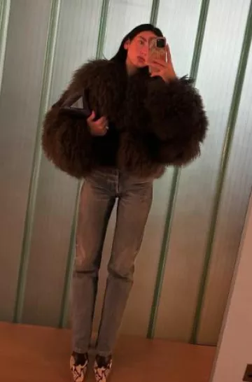 Coque irisée Rimowa Iphone Accessories portée par Dua Lipa sur son post Instagram le 24 décembre 2024