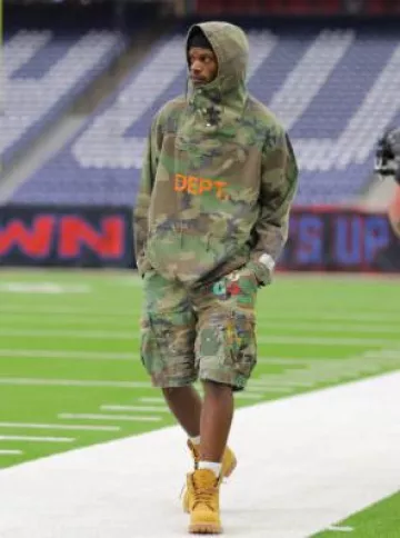 Gallery Dept. Camo Multicolor G Patch Cargo Shorts porté par Lamar Jackson sur le compte Instagram @ravens