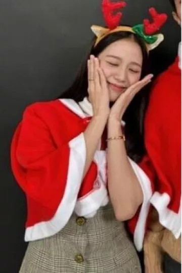 Cartier Baignoire Watch worn by Jisoo on her Instagram Story on December 25, 2024