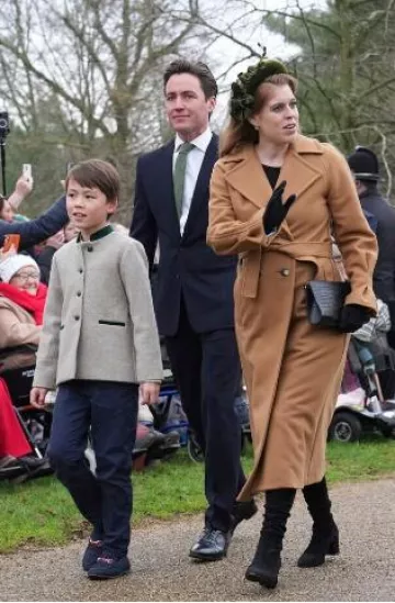 Le manteau à double boutonnage ceinturé d’un artisan moderne porté par la princesse Béatrice lors du service de Noël le 25 décembre 2024