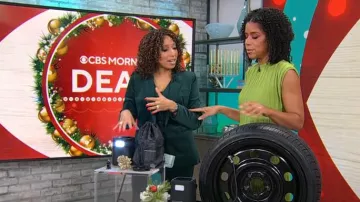 J. Crew Chaleco delantero de terciopelo con botones en Old Forest usado por Gabrielle Kerr visto en CBS Mornings el 26 de diciembre de 2024