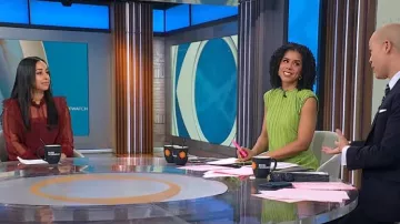 Vestido midi plisado verde de Atlein Collective usado por Adriana Díaz como se vio en CBS Mornings el 26 de diciembre de 2024