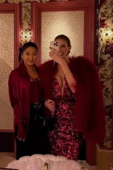 Vestido largo de lentejuelas en 3D con autorretrato usado por Leonie Hanne en su historia de Instagram el 25 de diciembre de 2024