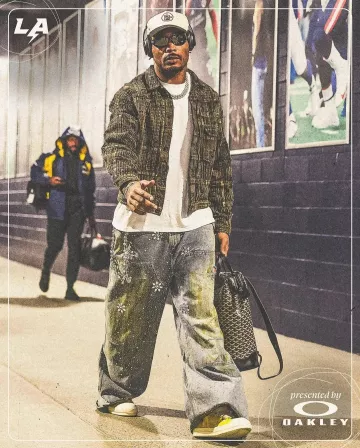 Jean de charpentier orné de cristaux sales Vale Forever Blue porté par Derwin James Jr. sur le compte Instagram @chargers